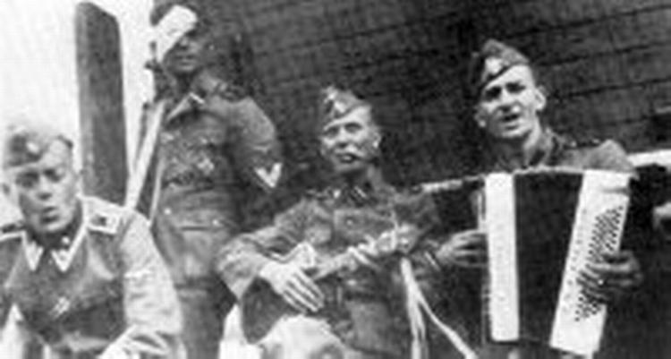 Helge Fjelde med bind for øjet, der blev skudt ud. Foto fra bogen 