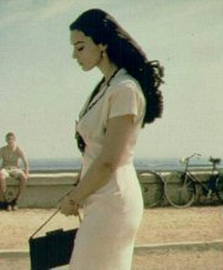 Landbyens mænd er mere end almindeligt fascineret af Malena. Foto fra filmen 