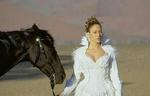 Jennifer Lopez (t.h.) fanget i et overraskende tænksomt øjeblik. Foto fra filmen 
