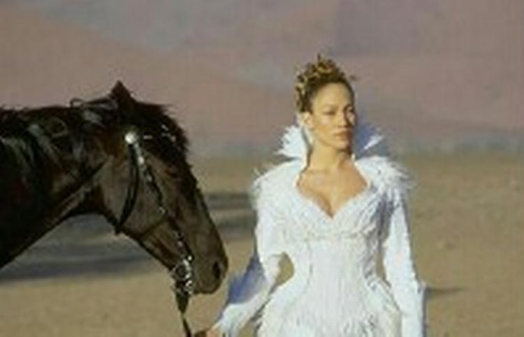 Jennifer Lopez (t.h.) fanget i et overraskende tænksomt øjeblik. Foto fra filmen 