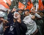 Wahid-tilhængere samlet foran paladset i Jakarta. Foto: AP 