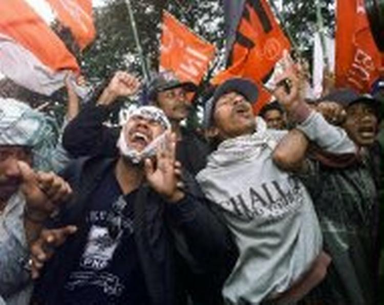 Wahid-tilhængere samlet foran paladset i Jakarta. Foto: AP 