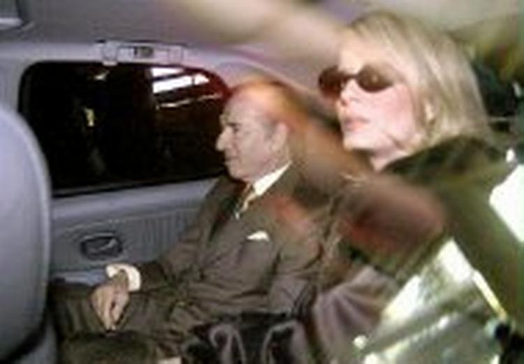 Præsident Carlos Menem sammen med sin kone Cecilia Bolocco. Foto: AP 
