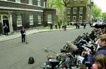 Blair taler til pressen uden for Downing Street 10. Foto: AP 
