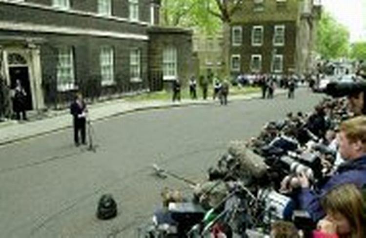 Blair taler til pressen uden for Downing Street 10. Foto: AP 