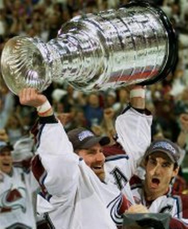 Colorados anfører Joe Sakic med Stanley Cup-trofæet. Foto: AP 