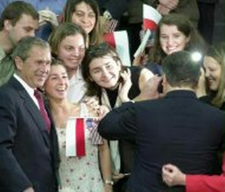George Bush på universitetet i Warszava. Foto: AP 