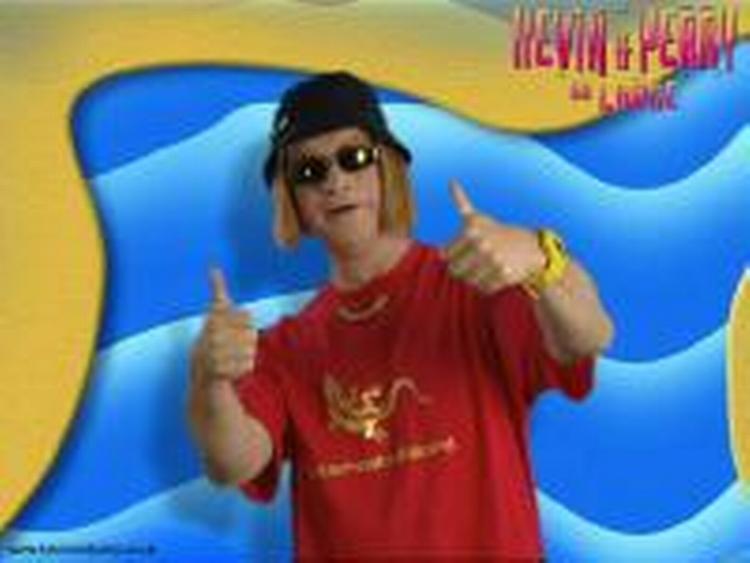 Harry Enfield som den stupide teenager Kevin. Foto fra filmens hjemmeside 
