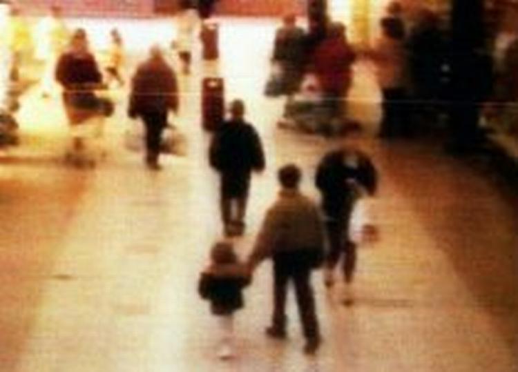 Billede fra et overvågningskamera, hvor to-årige James Bulger bliver ført væk af de to unge drabsmænd. Foto: AP 