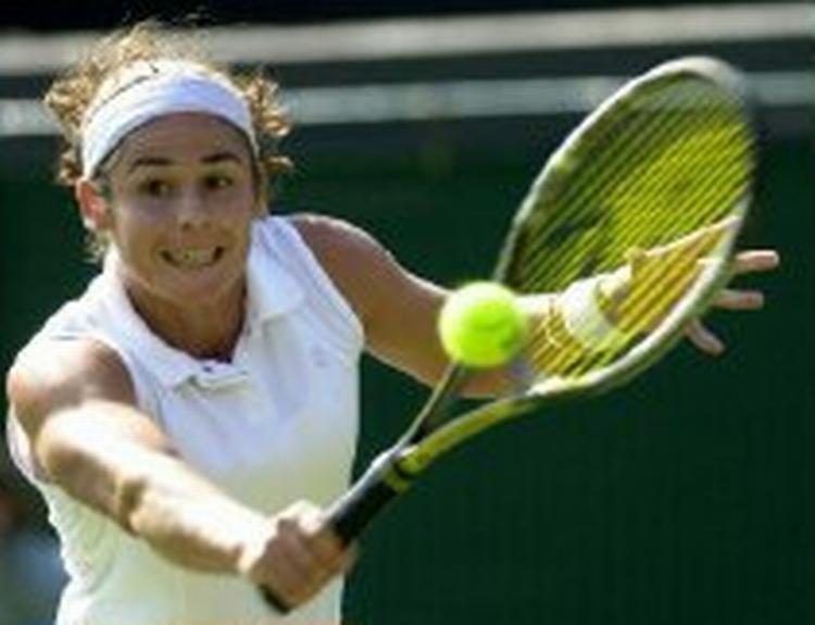 Spaniens Virginia Ruano Pascual sendte topseedede Martina Hingis ud af Wimbledon. Foto: AP 