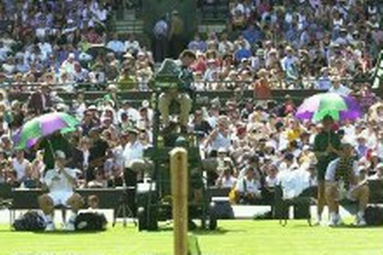 Wimbledon er i gang og for en gang skyld tyder det på at vejret er med arrangørerne. Foto: AP 