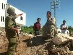 En israelsk soldat afviser nogle palæstinensere ved en vejspærring udenfor Hebron på den sydlige Vestbred. Foto: AP 