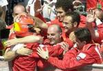 Ferrari-holdet var forståeligt nok tilfredse med deres tyske stjerne. Foto: AP 