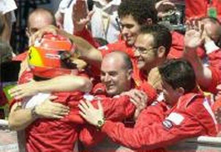 Ferrari-holdet var forståeligt nok tilfredse med deres tyske stjerne. Foto: AP 