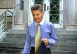 Manden i centrum, Gary Conlit, forlader her sin lejlighed i Washington, onsdag. Foto: AP 