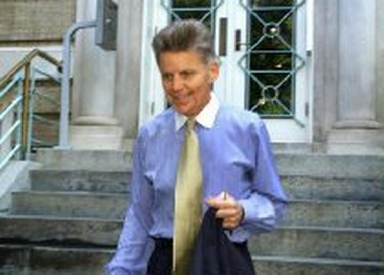 Manden i centrum, Gary Conlit, forlader her sin lejlighed i Washington, onsdag. Foto: AP 