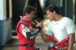Diskussion i pit'en, Stallone og de la Fuente. Foto: Warner Bros. 