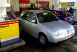 En sjælden gæst på tankstationen: VW Lupo 3L, der er den billigste bil i Danmark at holde kørende i tre år. 