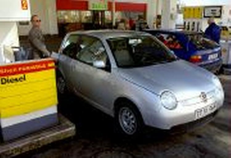 En sjælden gæst på tankstationen: VW Lupo 3L, der er den billigste bil i Danmark at holde kørende i tre år. 