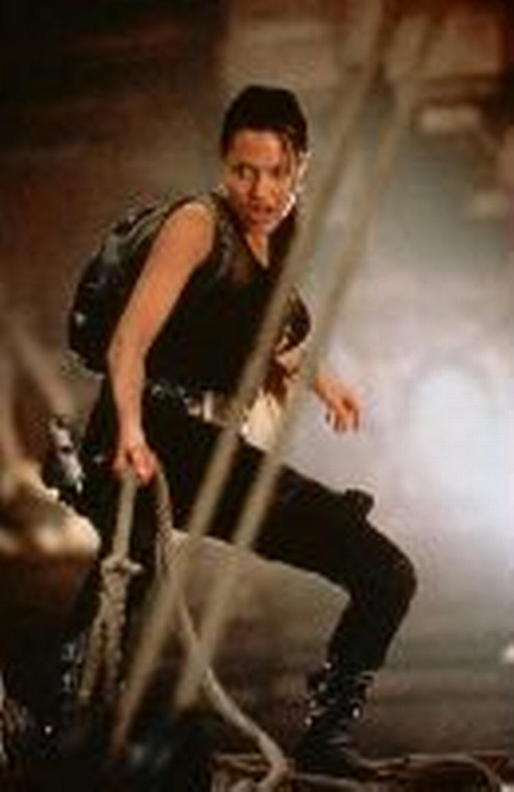 Lara Croft lever det hurtige, smarte liv. Foto fra filmens hjemmeside. 