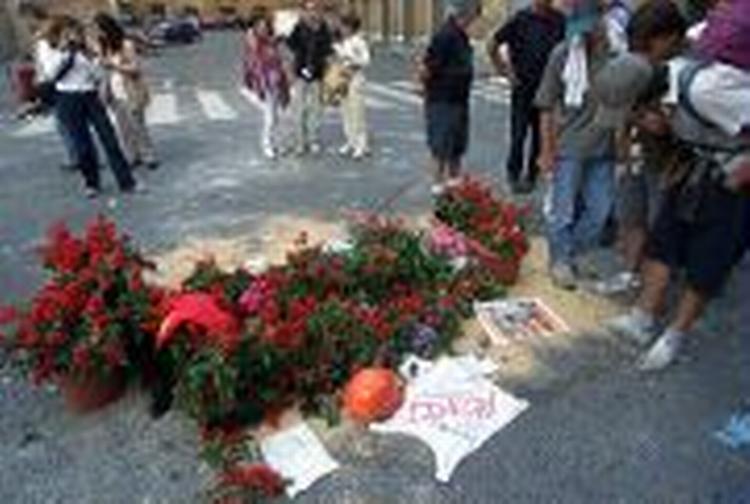 Andre demonstranter lagde blomster på stedet. Foto: AP 