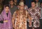 Wahid, i midten. Foto: AP 