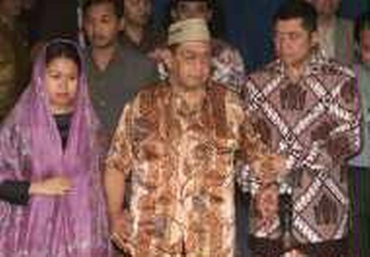 Wahid, i midten. Foto: AP 