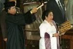 Indonesiens nye præsident, Megawati Sukarnoputri, under edsaflæggelsen, mandag. Foto: AP 