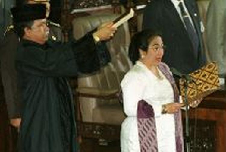 Indonesiens nye præsident, Megawati Sukarnoputri, under edsaflæggelsen, mandag. Foto: AP 