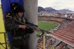 Colombiansk politi vogter stadion under kampen. Foto: AP 