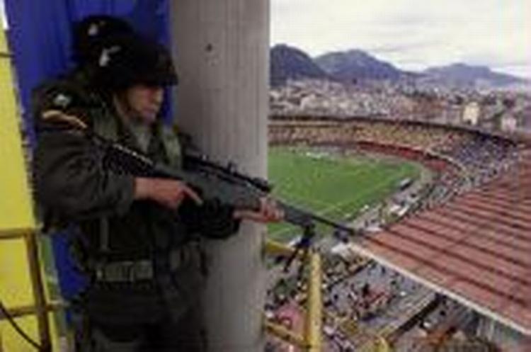 Colombiansk politi vogter stadion under kampen. Foto: AP 