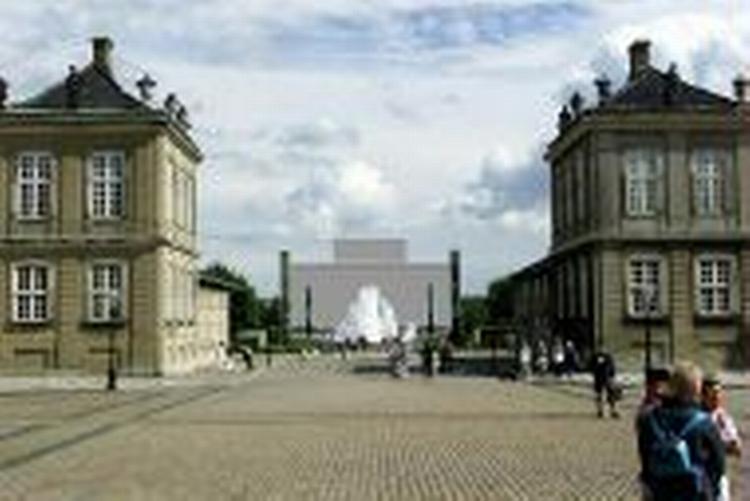 Billedmanipulation. Det ny operahus sat ind i sammenhæng med resten af bybilledet. Set fra Amalienborg slotsplads. Foto: Morten Langkilde <a href="Http://www.politiken.dk/upload/Andet/ona1x.jpg" target="_blank">Klik for at se stort foto</a> 