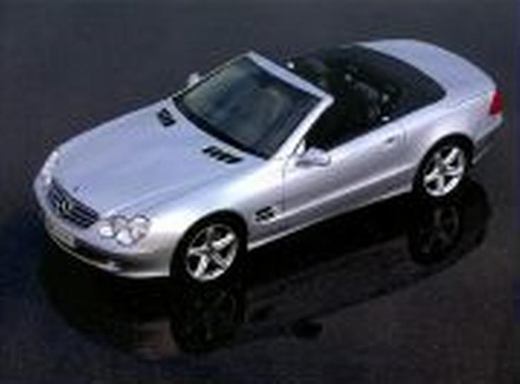 Den nye Mercedes SL har et foldetag af metal. Senere vil det kunne fås af glas. Foto: Mercedes 