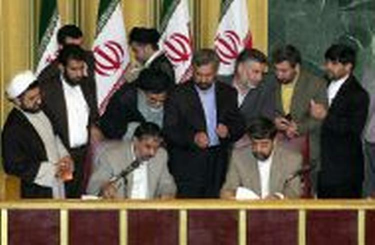 Der tælles stemmer i parlamentet. Foto: AP 