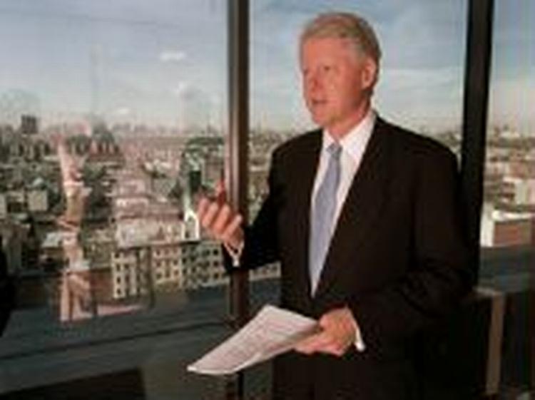 Bill Clinton i sit nye kontor i Harlem, New York. Foto: AP 
