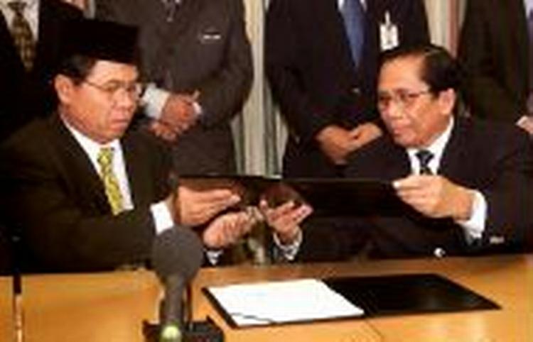 »Det er en god nyhed for alle«, sagde Dureza (th.), da aftalen var underskrevet. Foto: AP 