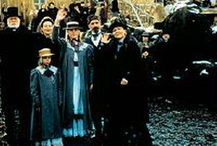 Island i slutningen af det 19. århundrede. Den lille provinsby domineres af en enkelt familie, og alle i det lille samfund, afhængige af familien. 