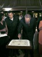 Fidel Castro fylder 75. Her skærer han fødselsdagskagen for. Foto: AP 