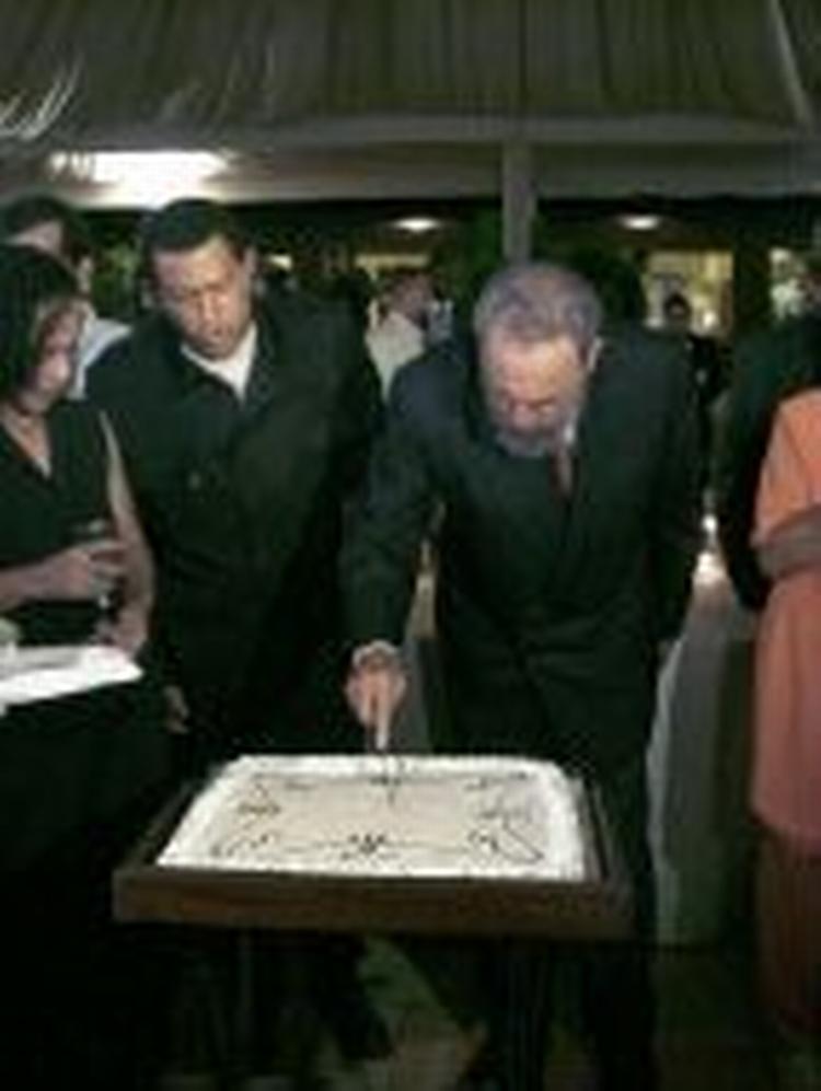 Fidel Castro fylder 75. Her skærer han fødselsdagskagen for. Foto: AP 