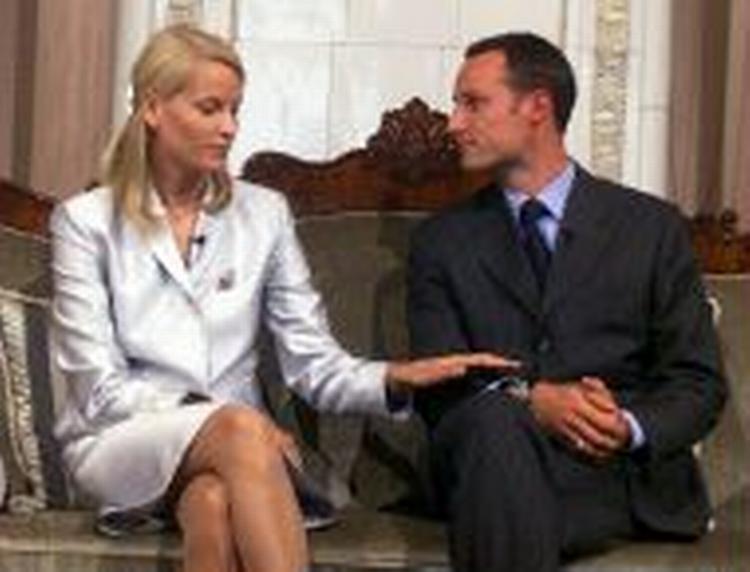 Mette-Marit og kronprinsen under pressemødet. Foto: AP 