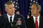 Bush sammen med Air Force-general Richard Myers , som han har udnævnt til ny chef for den amerikanske generalstab. Myers er computer- og rumkrigsekspert. - Foto: AP 