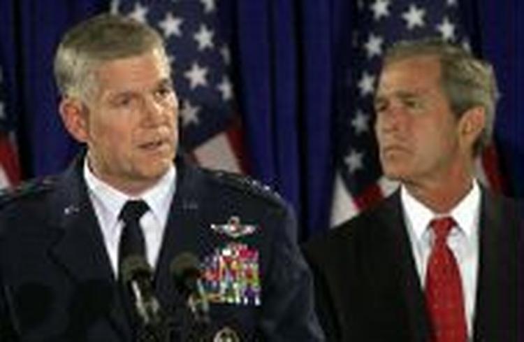 Bush sammen med Air Force-general Richard Myers , som han har udnævnt til ny chef for den amerikanske generalstab. Myers er computer- og rumkrigsekspert. - Foto: AP 