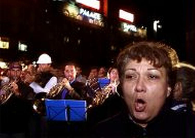 Orkester og kor drog sent i aftes til Københavns Rådhusplads og som en protest gav en improviseret koncert. - Foto: Finn Frandsen 