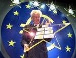 Der er 122 dage, til 300 millioner indbyggere skal have nye penge i pungen. I går blev euroen præsenteret. - Foto: AP 