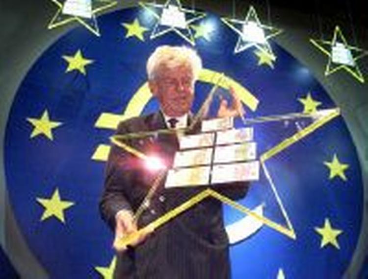 Der er 122 dage, til 300 millioner indbyggere skal have nye penge i pungen. I går blev euroen præsenteret. - Foto: AP 