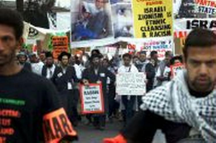 Demonstrationer for og imod Israel i Durbans gader. - Foto: AP 