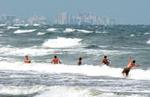 Badende på Virginia Beach. - Foto: AP 