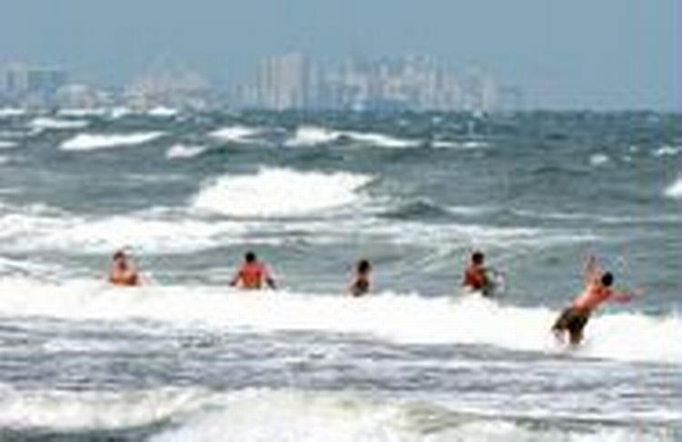 Badende på Virginia Beach. - Foto: AP 
