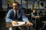 Skolelæreren Eugene Simonet, spillet af Kevin Spacey, sammen med den 11-årige Trevor, spillet af Haley Joel Osment. - Foto: Warner Brothers. 
