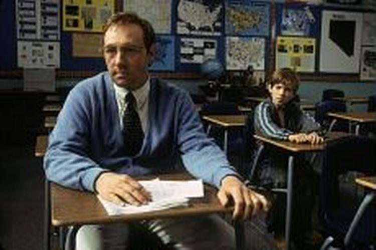 Skolelæreren Eugene Simonet, spillet af Kevin Spacey, sammen med den 11-årige Trevor, spillet af Haley Joel Osment. - Foto: Warner Brothers. 